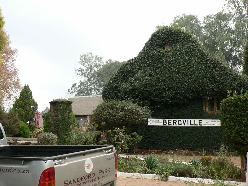 JAR 461.JPG - Do Bergville v Dračích Horách jsme dorazili k večeru. Ubytovali jsme se ve farmě předělané na luxusní hotel. Cena ubytování byla poměrně vysoká, ale jednalo se o polopenzi. Čehož po našem odjezdu majitelé (Holanďani) jistě litovali.